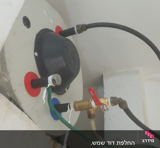 חיבורים וצינורות על דוד שמש מותקן על קיר